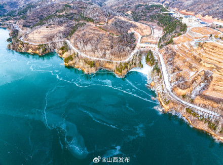 清漳河国家湿地公园冰层封冻 宛如翡翠