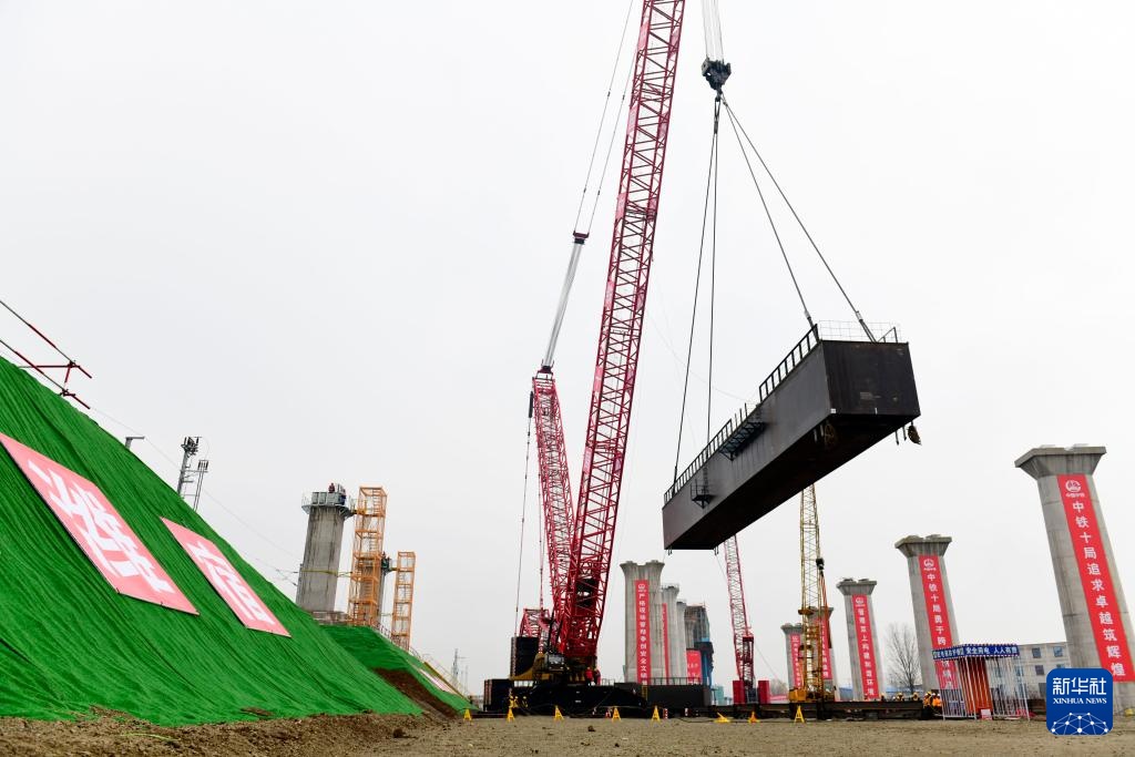 潍宿高铁上跨日兰高铁钢横梁吊装忙