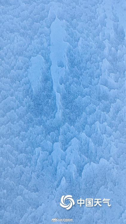 此时雪成了风的形状