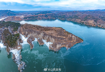 清漳河国家湿地公园冰层封冻 宛如翡翠