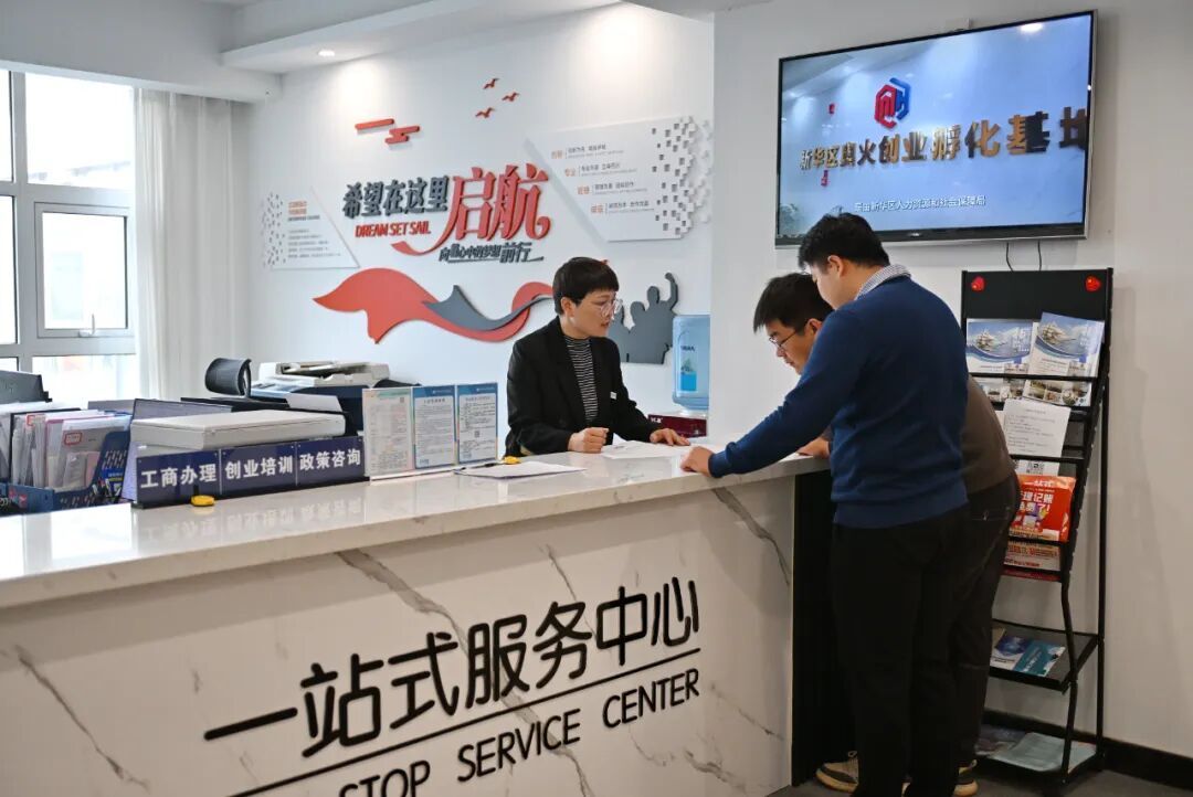 在企业工作，拿事业编制