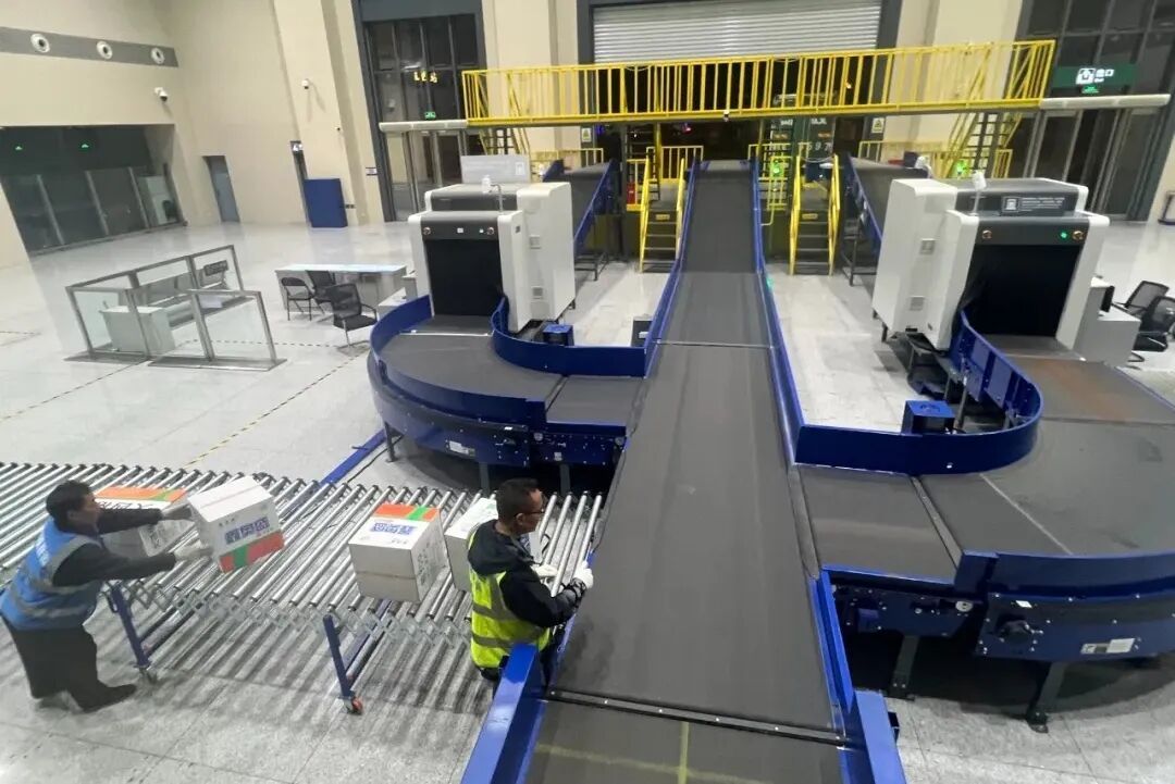 这对没有座椅的高铁快运列车，每天凌晨出发！