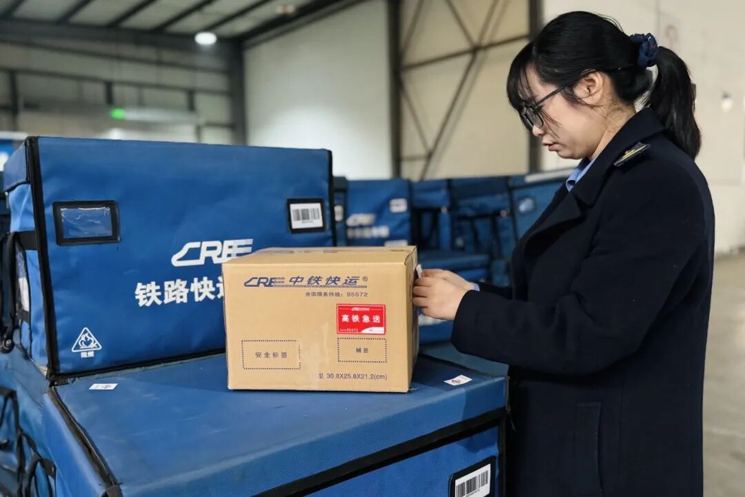 这对没有座椅的高铁快运列车，每天凌晨出发！