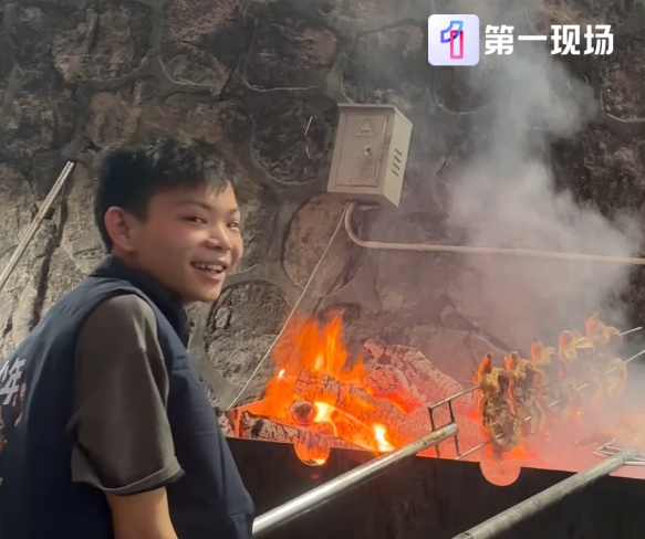 “鸡排哥”现身深圳！现场人气爆棚，再现名场面→