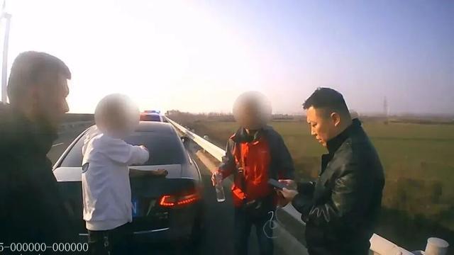 手机店来了“大客户”,店员却报警了,这是咋回事? 手机店来了“大客户”,店员却报警了,这是咋回事?