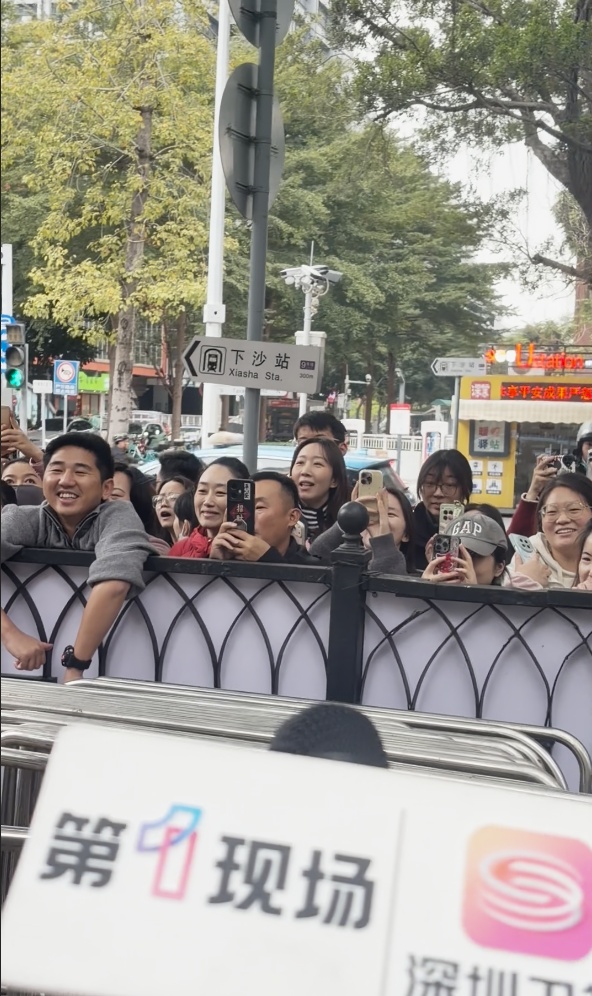 “鸡排哥”现身深圳！现场人气爆棚，再现名场面→