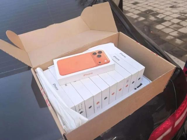 手机店来了“大客户”,店员却报警了,这是咋回事? 手机店来了“大客户”,店员却报警了,这是咋回事?