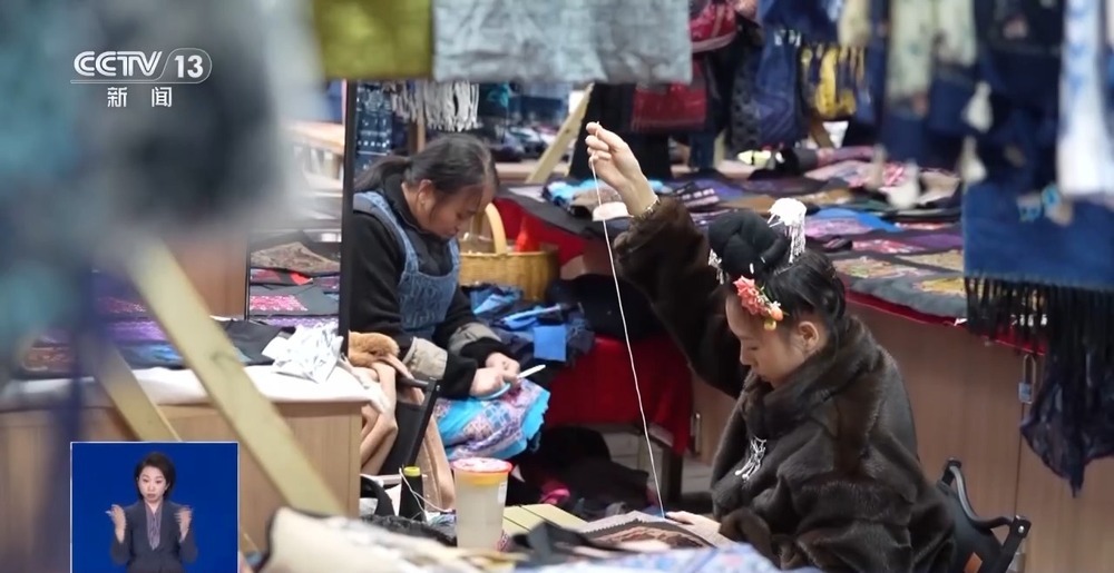 逛非遗大集、采新鲜水果 元旦消费市场“热”力十足 逛非遗大集、采新鲜水果 元旦消费市场“热”力十足