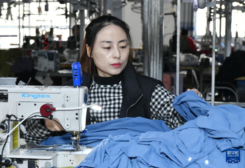 河北肃宁：针纺服装业订单生产忙