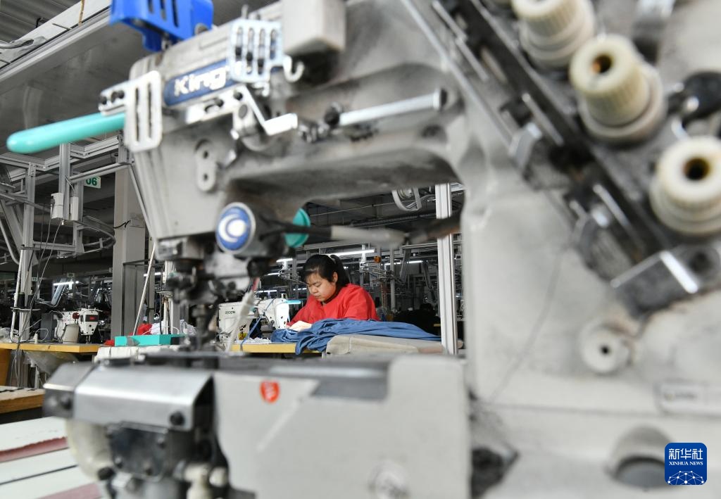 河北肃宁：针纺服装业订单生产忙