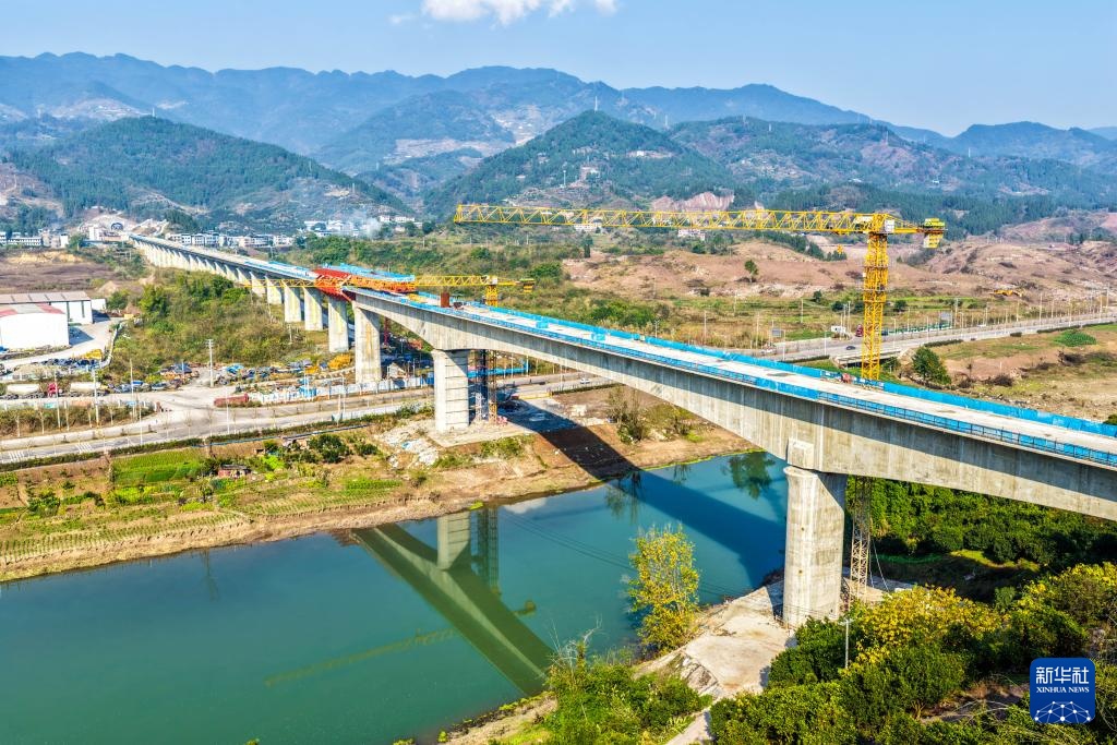 西渝高铁赵家普里河特大桥合龙 西渝高铁赵家普里河特大桥合龙