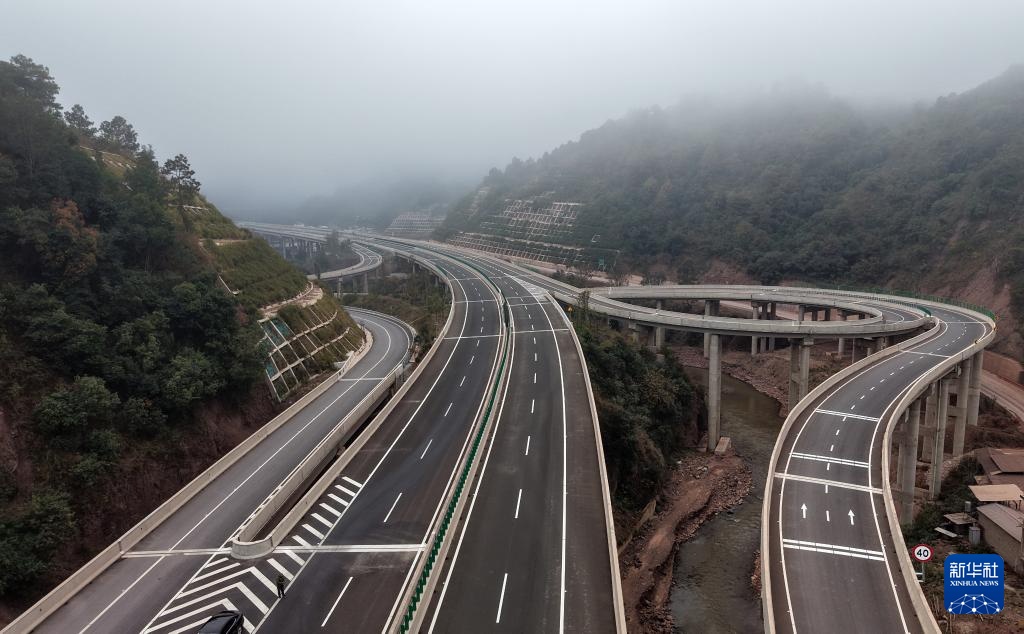 云南多条高速公路正式通车运行