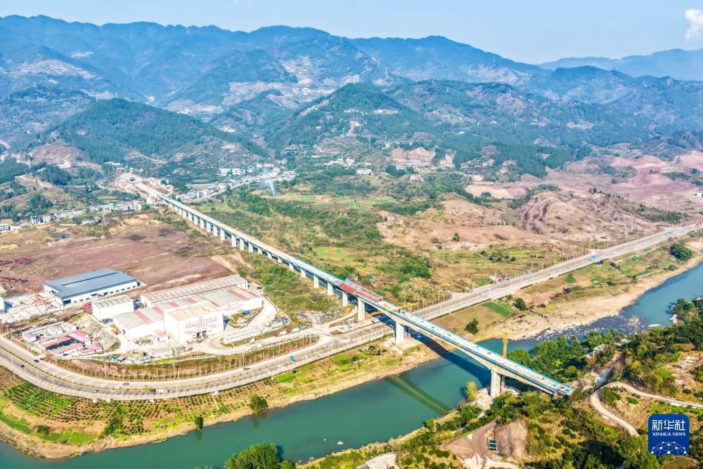 西渝高铁赵家普里河特大桥合龙 西渝高铁赵家普里河特大桥合龙