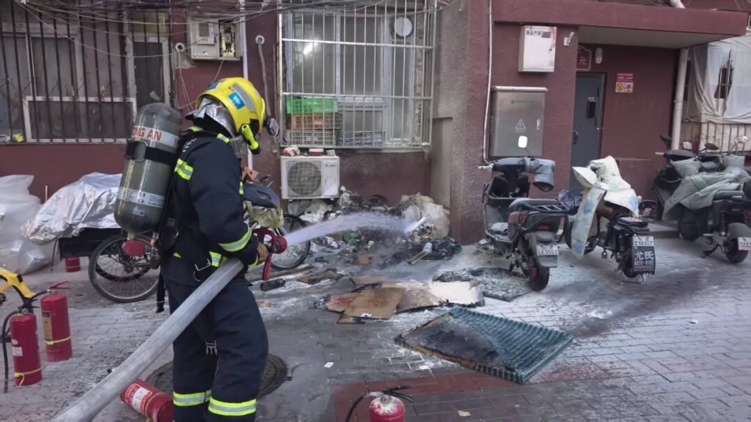 拾荒堆物险酿大祸 热心路人挺身灭火疏散居民