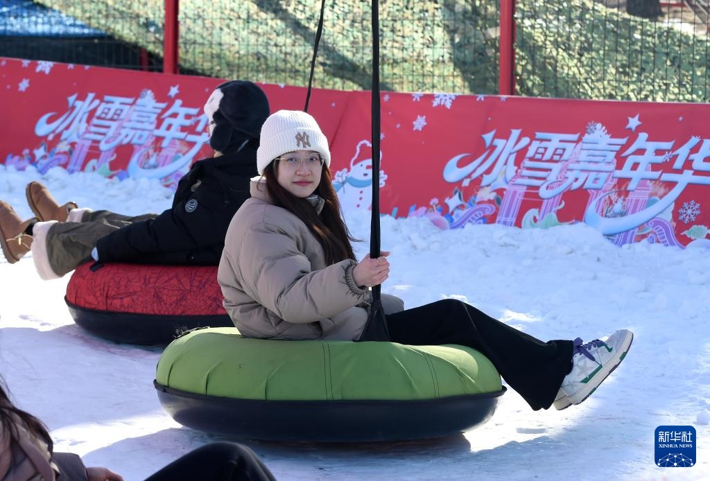 圆明园里畅享冰雪盛宴