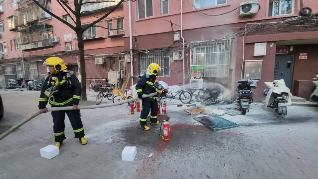 拾荒堆物险酿大祸 热心路人挺身灭火疏散居民