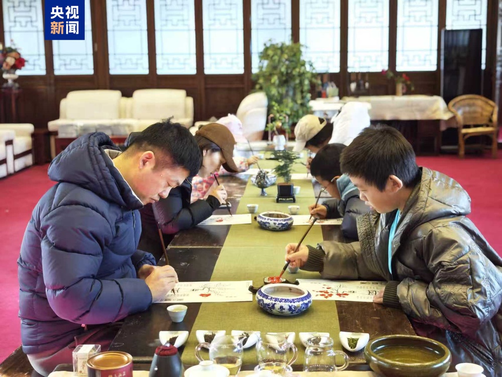 迎曙光、戏冰雪共启新年 北京市属公园元旦迎客近30万人次 迎曙光、戏冰雪共启新年 北京市属公园元旦迎客近30万人次