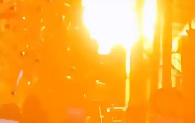 跨年夜突发!放飞气球碰到电线爆炸,附近医院、居民楼瞬间停电 跨年夜突发!放飞气球碰到电线爆炸,附近医院、居民楼瞬间停电