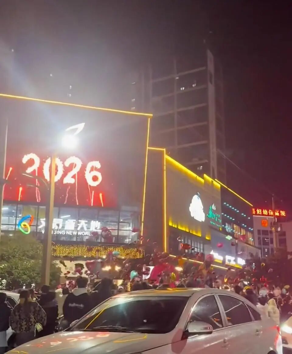 跨年夜突发!放飞气球碰到电线爆炸,附近医院、居民楼瞬间停电 跨年夜突发!放飞气球碰到电线爆炸,附近医院、居民楼瞬间停电