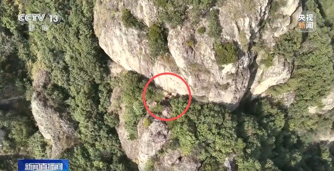 男子在悬崖速降，距地面约5米时发现绳索用尽…