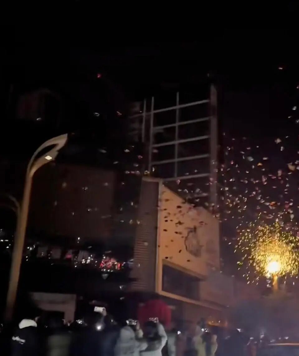 跨年夜突发！气球触碰电线后爆炸，整条街瞬间停电