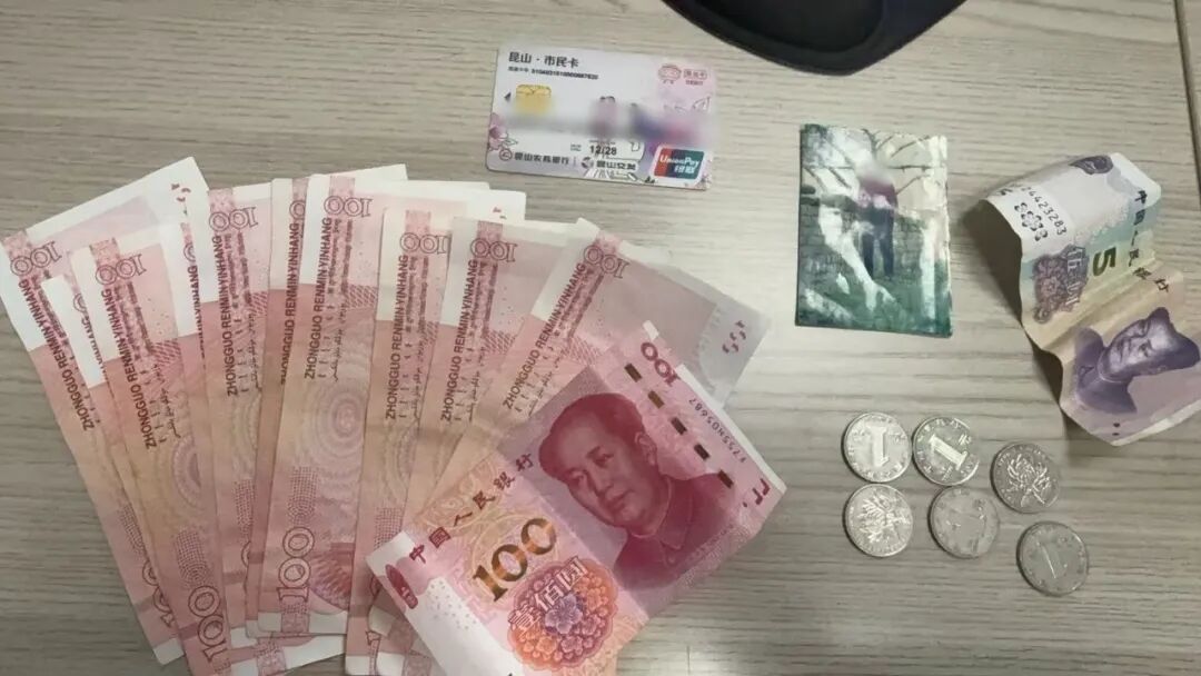 看到这张模糊的照片,店老板立即报警 看到这张模糊的照片,店老板立即报警