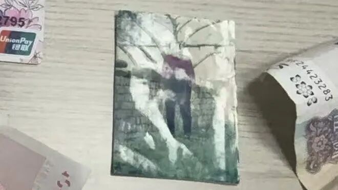 看到这张模糊的照片,店老板立即报警 看到这张模糊的照片,店老板立即报警