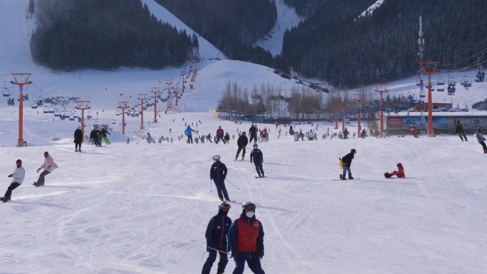 新疆冰雪经济奏响新年“热”旋律 新疆冰雪经济奏响新年“热”旋律
