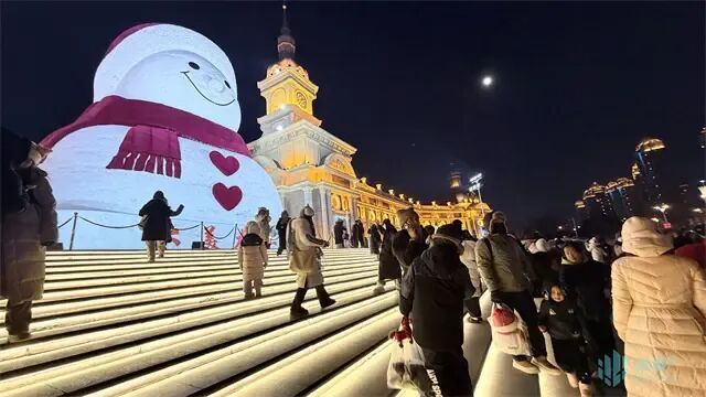 夜幕下,它的脚下挤满了人!元旦小长假,大雪人的“云养父母”来看娃了 夜幕下,它的脚下挤满了人!元旦小长假,大雪人的“云养父母”来看娃了