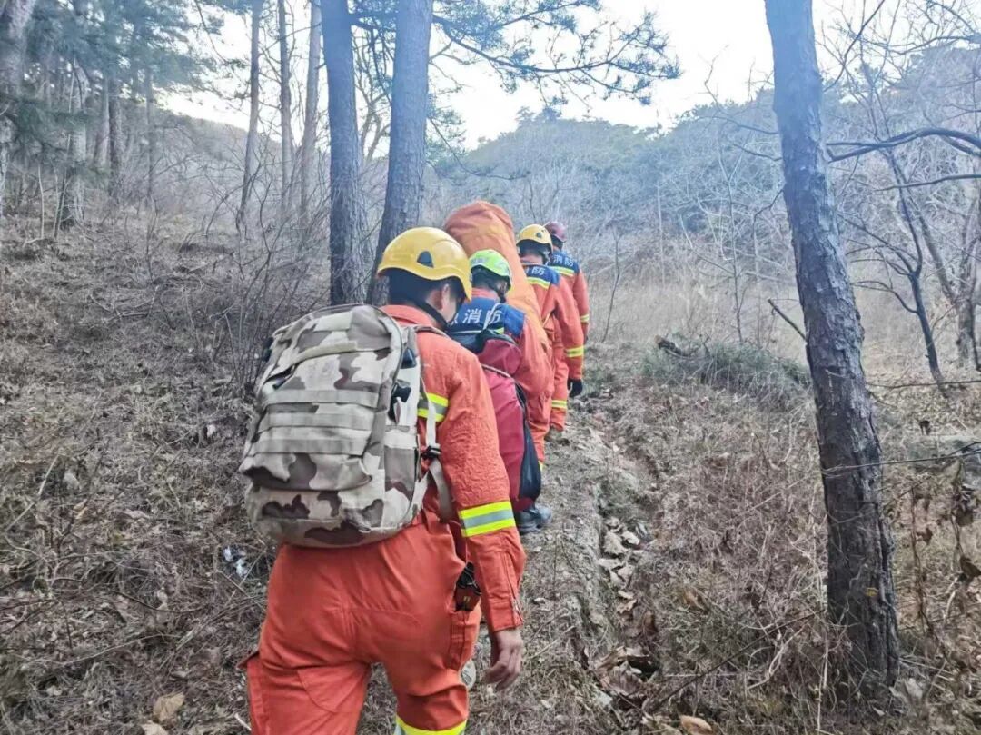 一家三口登山女子摔伤被困，怀柔消防紧急救援