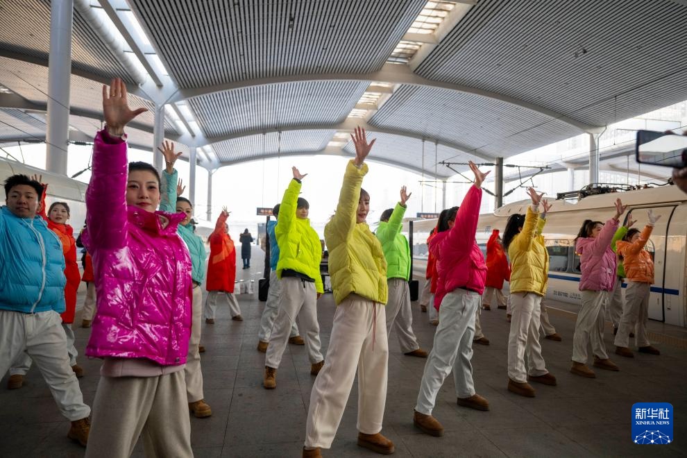 首列“哈尔滨冰雪大世界”主题高铁列车开行 首列“哈尔滨冰雪大世界”主题高铁列车开行