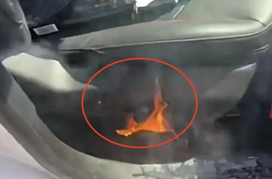 今天起,不要在车里放小玩偶了! 今天起,不要在车里放小玩偶了!