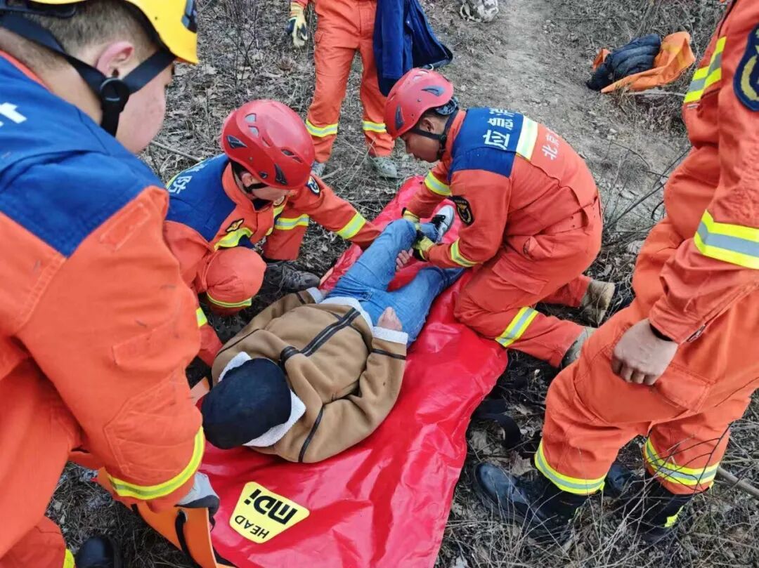 一家三口登山女子摔伤被困，怀柔消防紧急救援