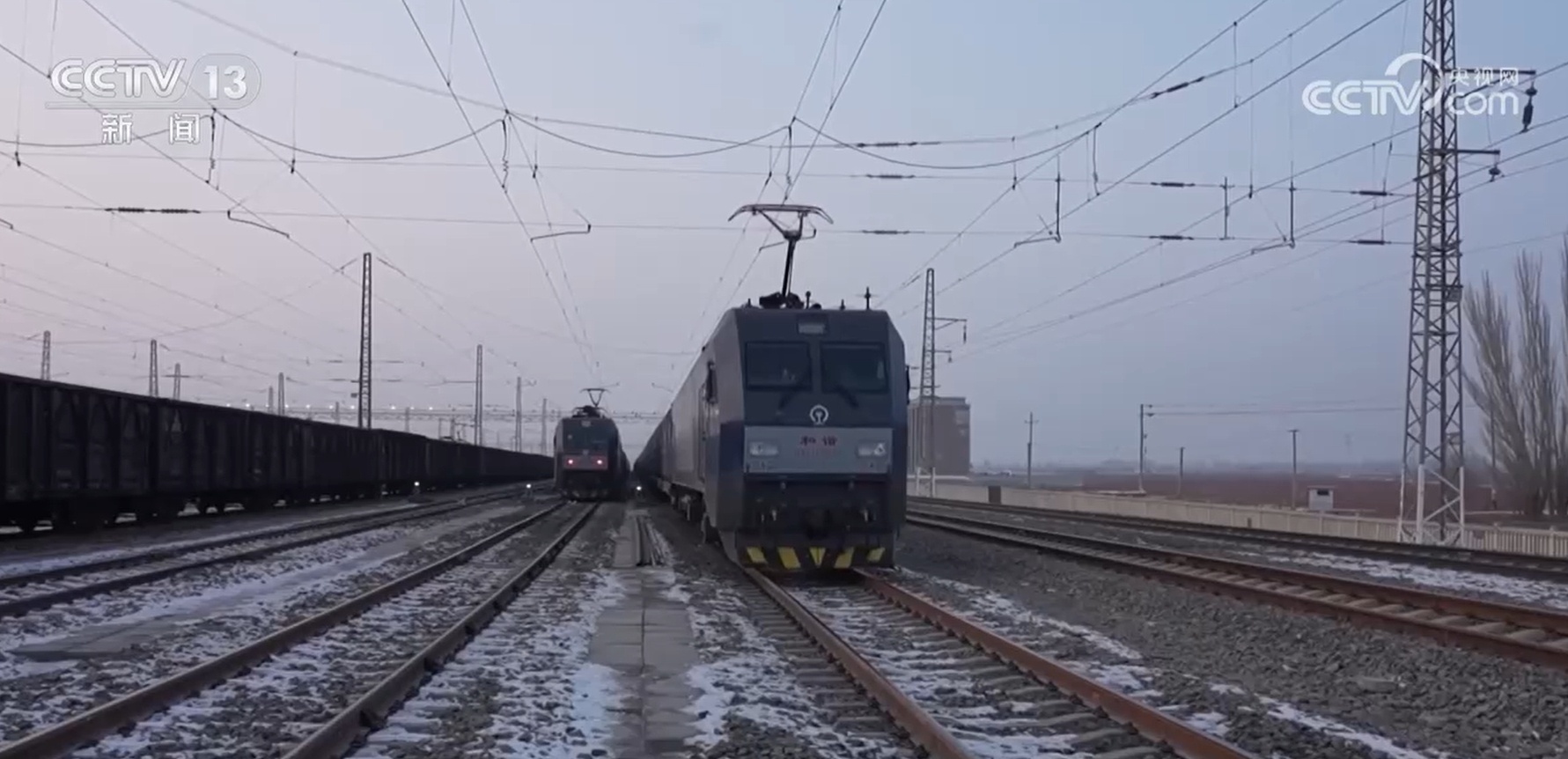 42.55亿人次 40.66亿吨 9015亿元 从数据看2025年铁路交出亮眼成绩单 42.55亿人次 40.66亿吨 9015亿元 从数据看2025年铁路交出亮眼成绩单