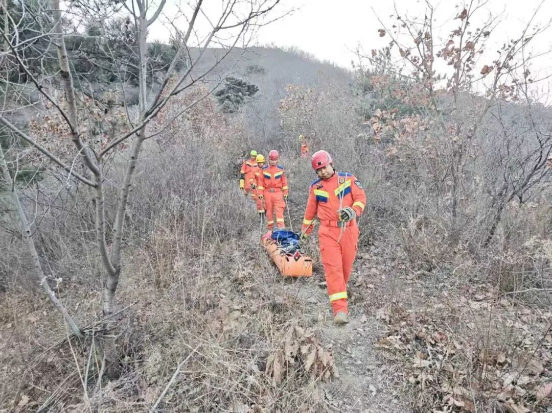 一家三口登山女子摔伤被困，怀柔消防紧急救援