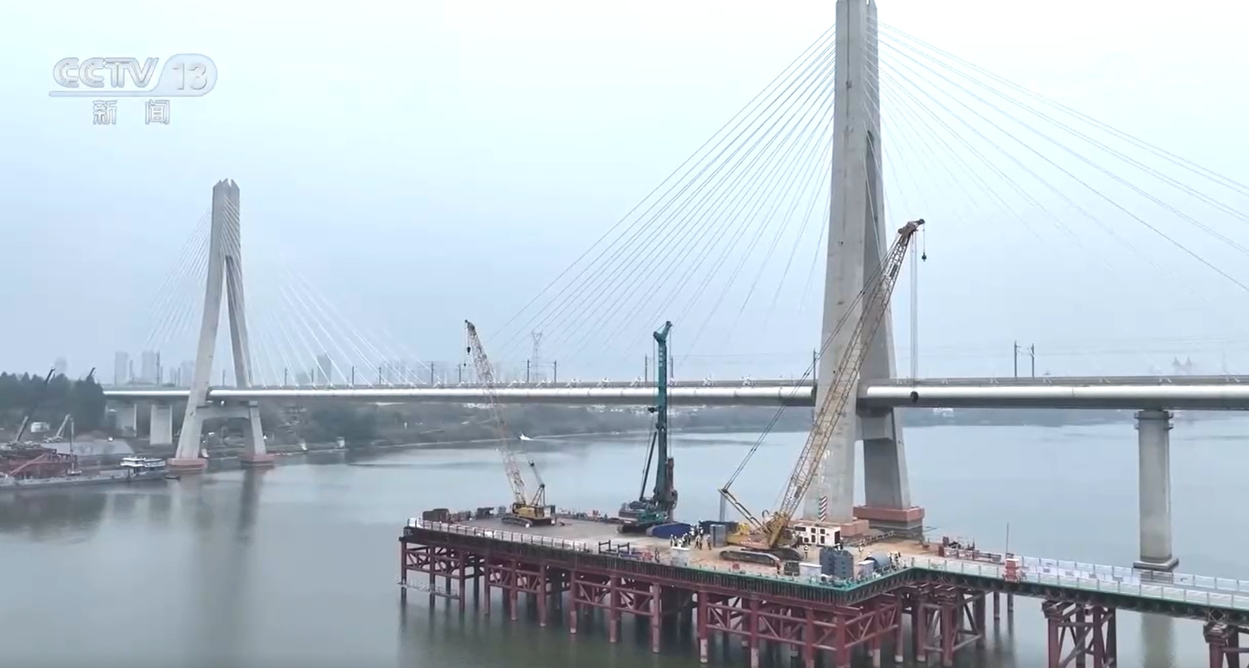 42.55亿人次 40.66亿吨 9015亿元 从数据看2025年铁路交出亮眼成绩单 42.55亿人次 40.66亿吨 9015亿元 从数据看2025年铁路交出亮眼成绩单