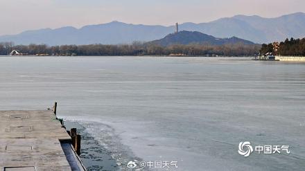 小寒不寒 北京颐和园湖水尚未冻实 小寒不寒 北京颐和园湖水尚未冻实