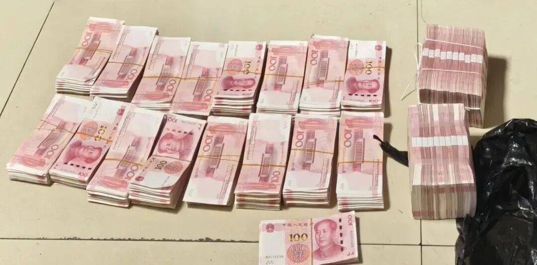 嫌疑人猛踩油门,警方抓捕现场曝光! 嫌疑人猛踩油门,警方抓捕现场曝光!