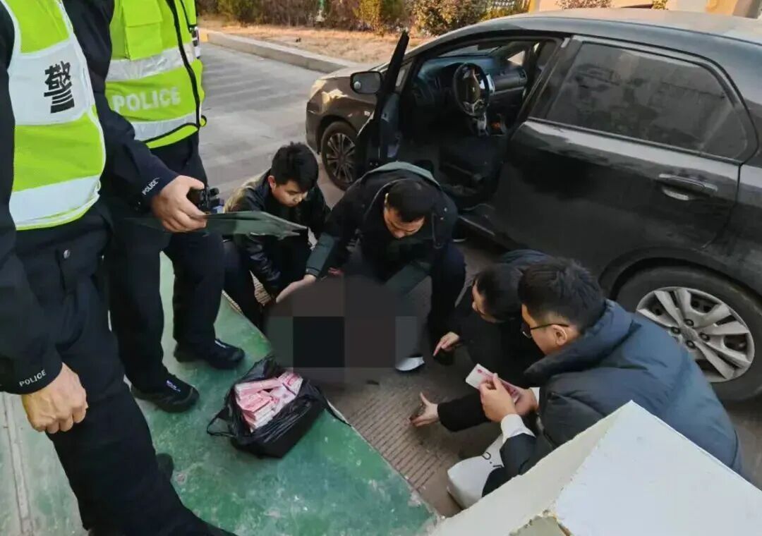 嫌疑人猛踩油门,警方抓捕现场曝光! 嫌疑人猛踩油门,警方抓捕现场曝光!