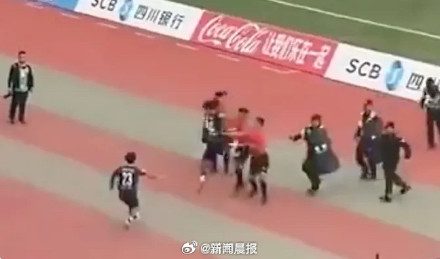 川超凉山队一球员赛后飞踹拳击裁判,被全省禁赛5年 川超凉山队一球员赛后飞踹拳击裁判,被全省禁赛5年