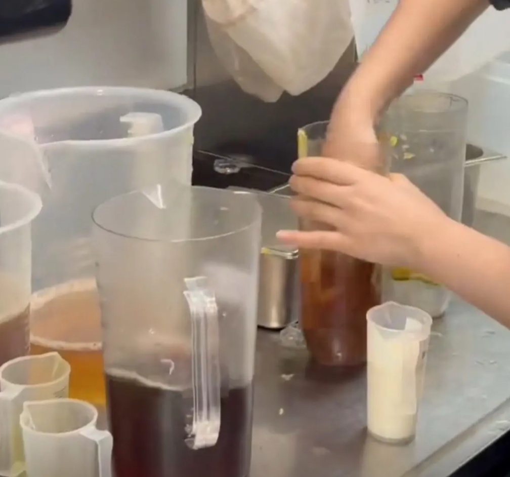 直接用手？太恶心，不敢喝了！霸王茶姬回应→