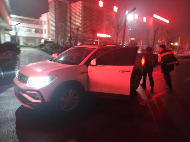 与时间赛跑！交警深夜上演“极速救援”，警灯闪烁为危重孕妇照亮生命通道