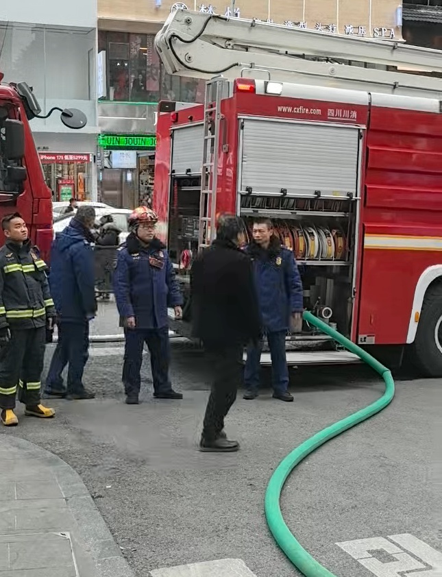 贵阳市区一茶馆发生火灾，消防紧急扑救，现场无人员伤亡