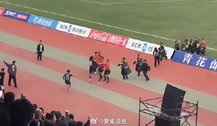 川超凉山队一球员赛后飞踹拳击裁判,被全省禁赛5年 川超凉山队一球员赛后飞踹拳击裁判,被全省禁赛5年