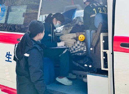 八月身孕女子旅途高速爆胎失控