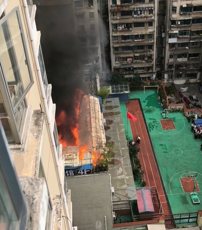 贵阳市区一茶馆发生火灾，消防紧急扑救，现场无人员伤亡