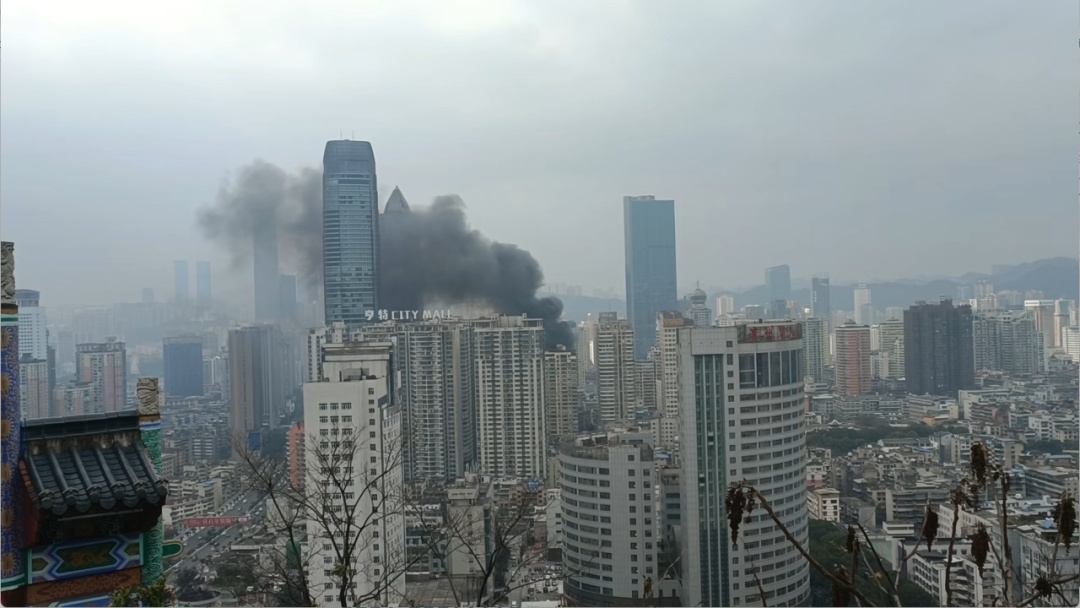 贵阳市区一茶馆发生火灾，消防紧急扑救，现场无人员伤亡