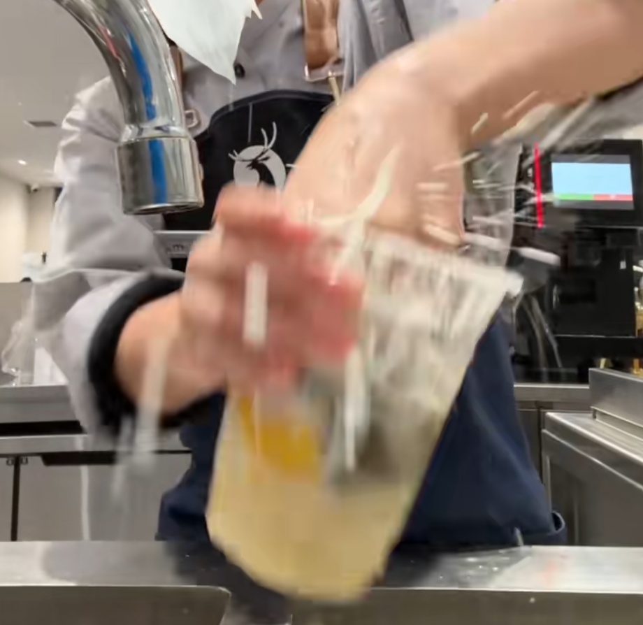 直接用手？太恶心，不敢喝了！霸王茶姬回应→