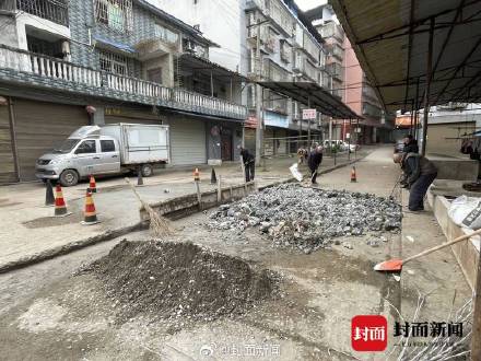 熊孩子鞭炮炸了化粪池致两车受损 车主:定损5000多元 熊孩子鞭炮炸了化粪池致两车受损 车主:定损5000多元