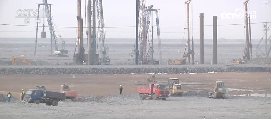 开年即冲刺!港口码头、重大工程、科技创新……各领域火热开局积聚经济发展“底气” 开年即冲刺!港口码头、重大工程、科技创新……各领域火热开局积聚经济发展“底气”